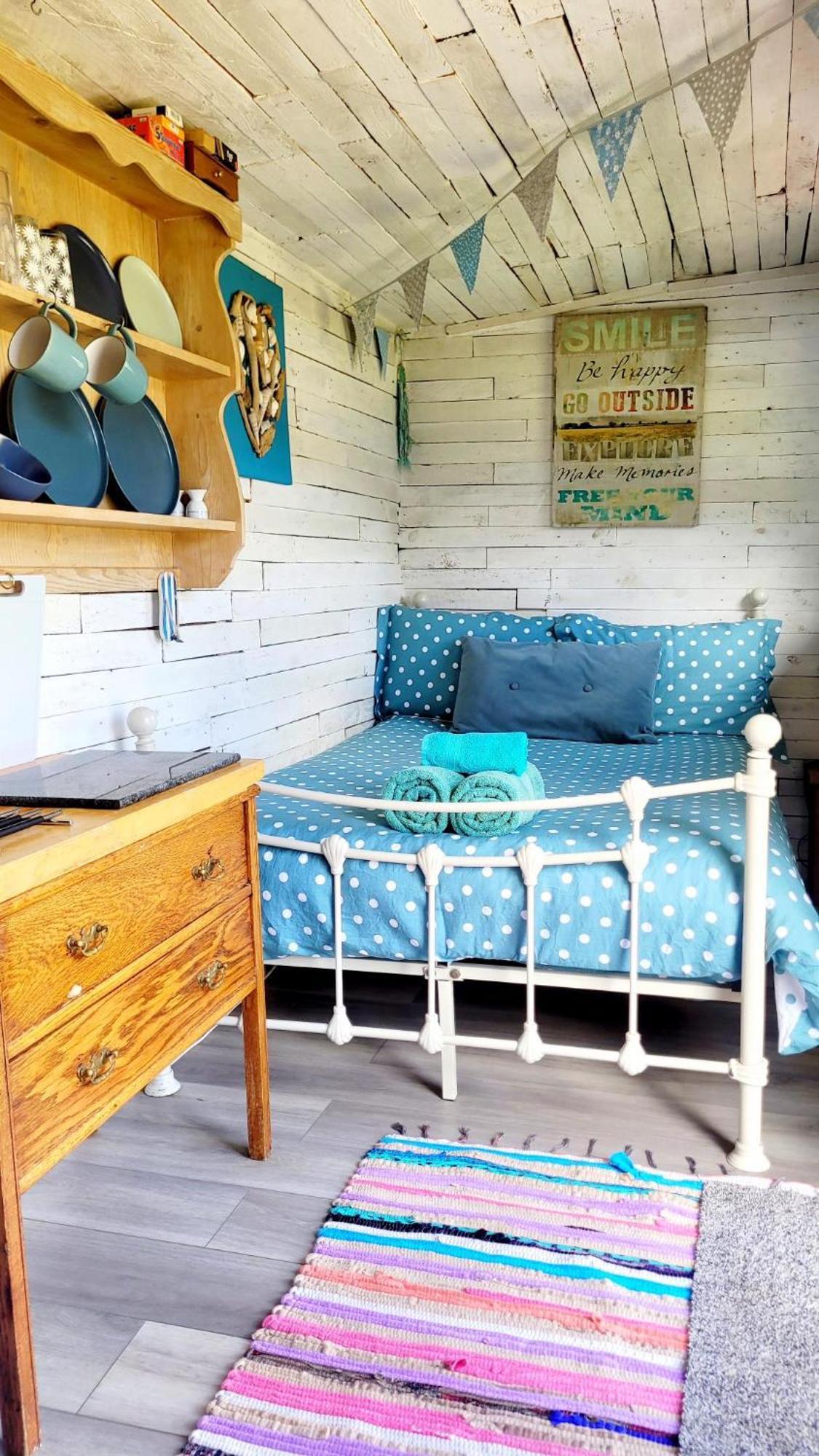 Treguth Glamping Unique Experience - Themed Huts Hotell Saint Day Exteriör bild